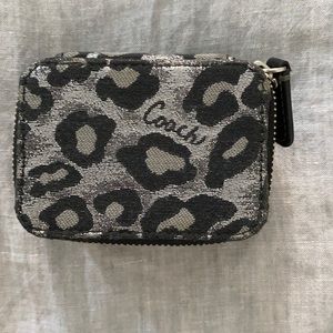 Coach pull organizer